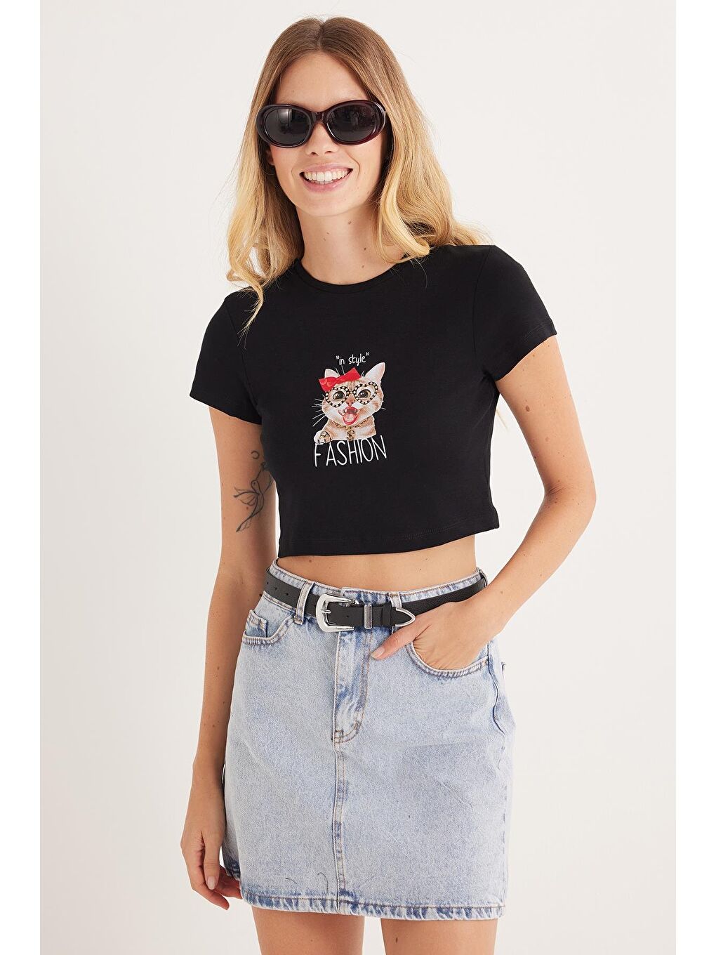 Kadın Slim Fit Dar Kesim %100 Pamuk Bisiklet Yaka Baskılı Siyah Crop Tişört-4