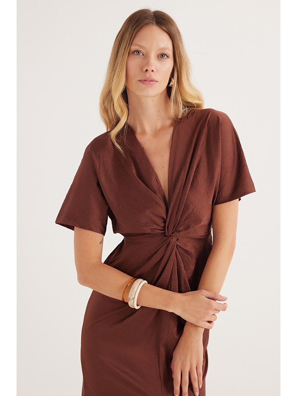 Kadın Slim Fit Dar Kesim Kısa Kollu V Yaka Kahverengi Elbise-1