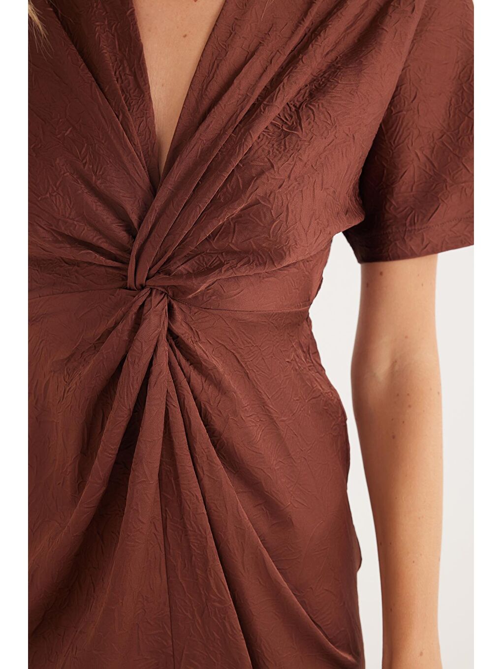 Kadın Slim Fit Dar Kesim Kısa Kollu V Yaka Kahverengi Elbise-2