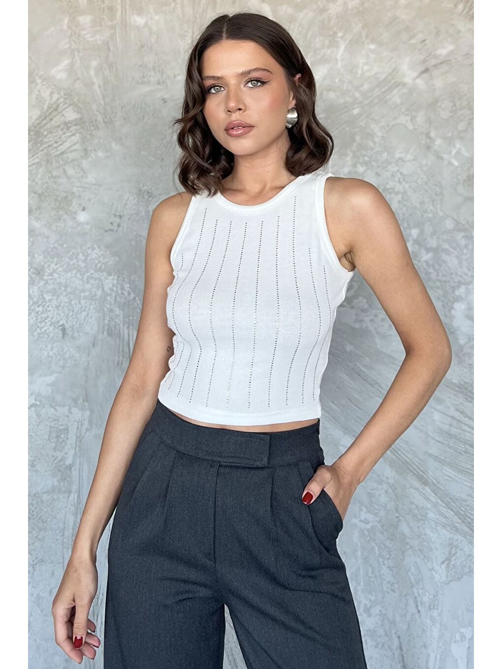 Ekru Kadın Elastanlı Taşlı Sıfır Kol Bluz-1