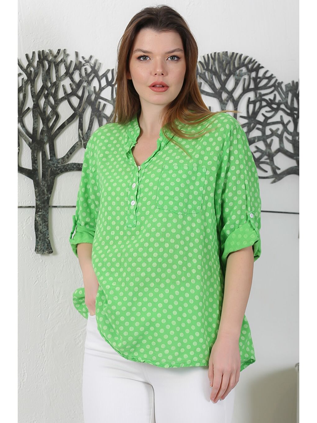 İtalyan Açık Yeşil Hakim Yaka Düğmeli 3/4 Kol Puantiyeli Cepli Casual Arkası Uzun Dokuma Bluz 65 63-1