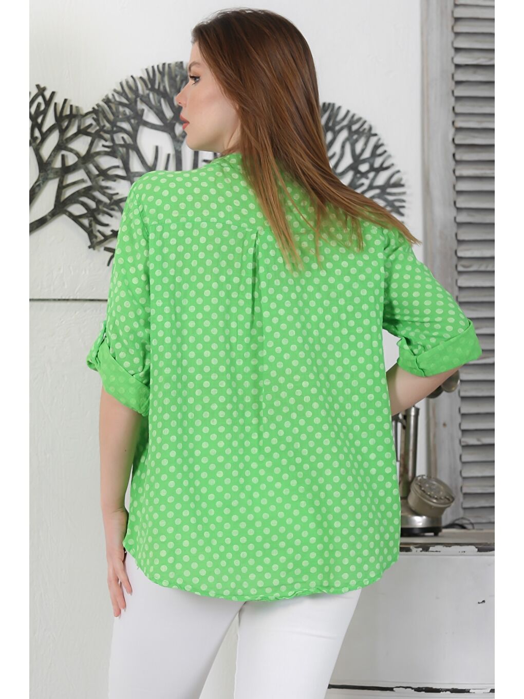 İtalyan Açık Yeşil Hakim Yaka Düğmeli 3/4 Kol Puantiyeli Cepli Casual Arkası Uzun Dokuma Bluz 65 63-3