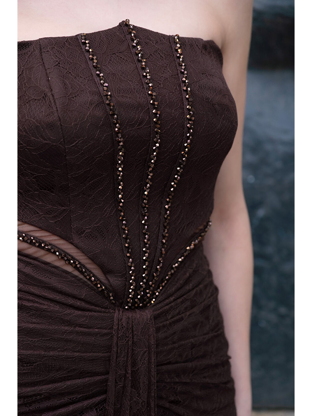 Kadın Kahverengi Straplez Yırtmaçlı Dantel Detay Uzun Abiye Elbise-3