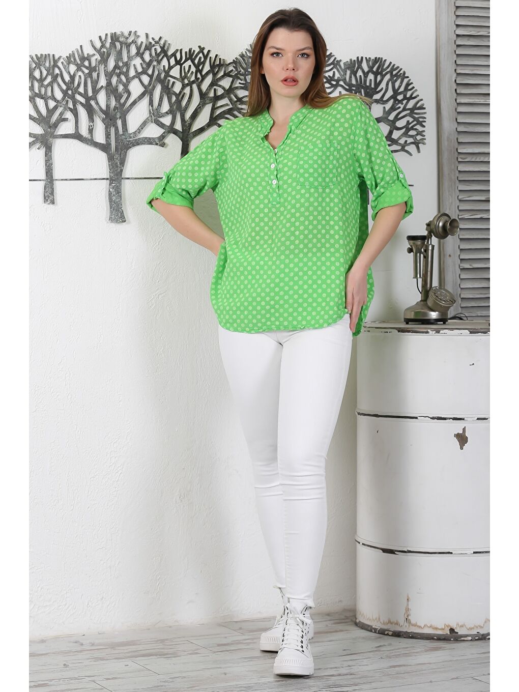 İtalyan Açık Yeşil Hakim Yaka Düğmeli 3/4 Kol Puantiyeli Cepli Casual Arkası Uzun Dokuma Bluz 65 63-4