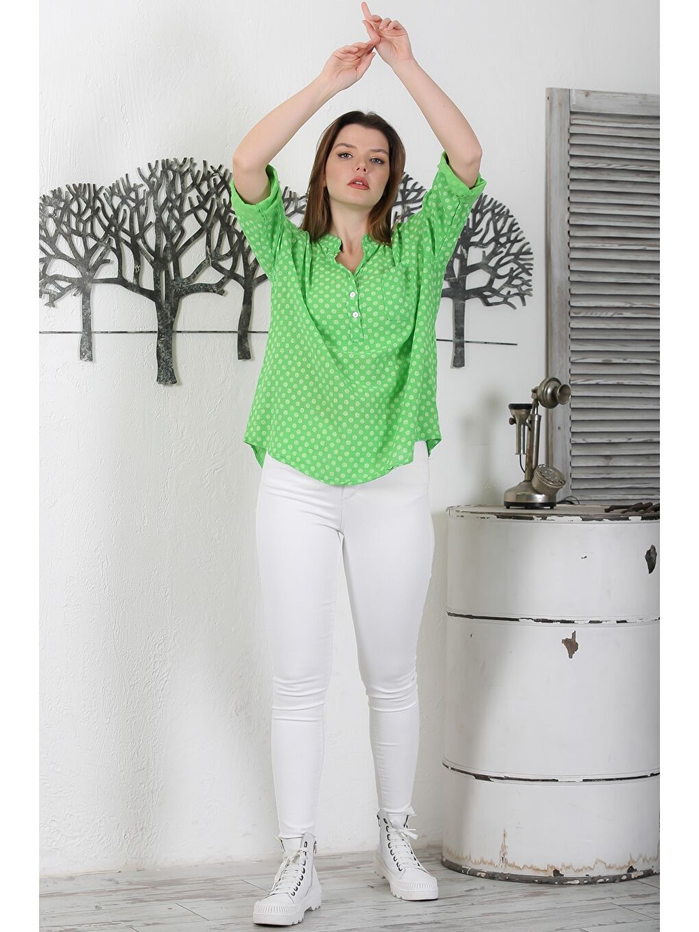 İtalyan Açık Yeşil Hakim Yaka Düğmeli 3/4 Kol Puantiyeli Cepli Casual Arkası Uzun Dokuma Bluz 65 63-5