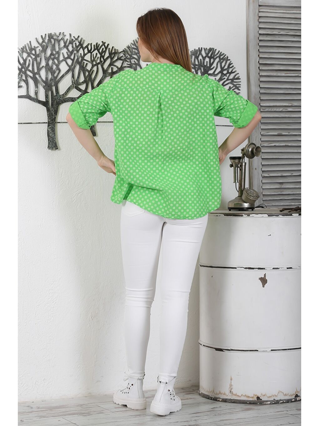İtalyan Açık Yeşil Hakim Yaka Düğmeli 3/4 Kol Puantiyeli Cepli Casual Arkası Uzun Dokuma Bluz 65 63-6
