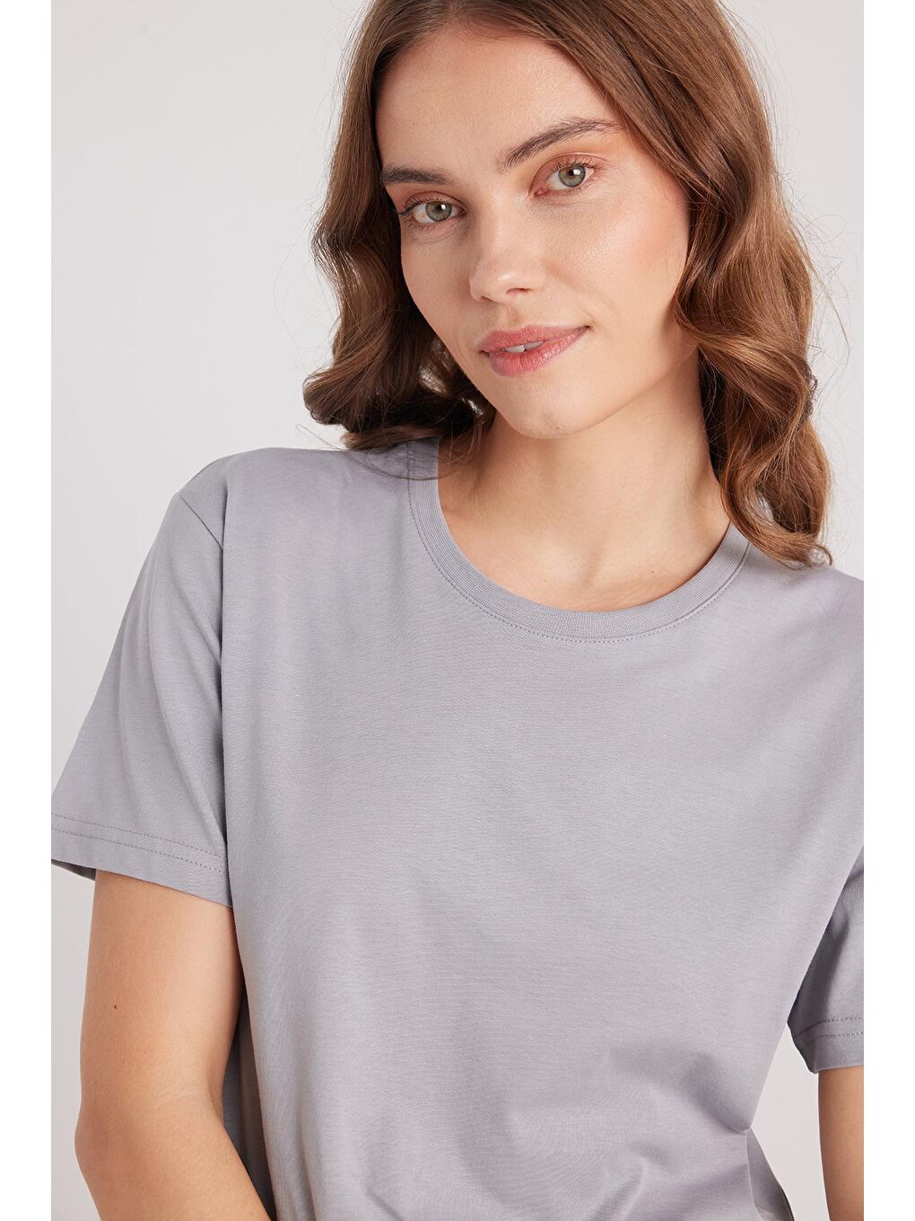 Kadın Bol Kesim Rahat Duruş %100 Pamuk Yumuşak Dokulu Gri Bisiklet Yaka Tişört-1