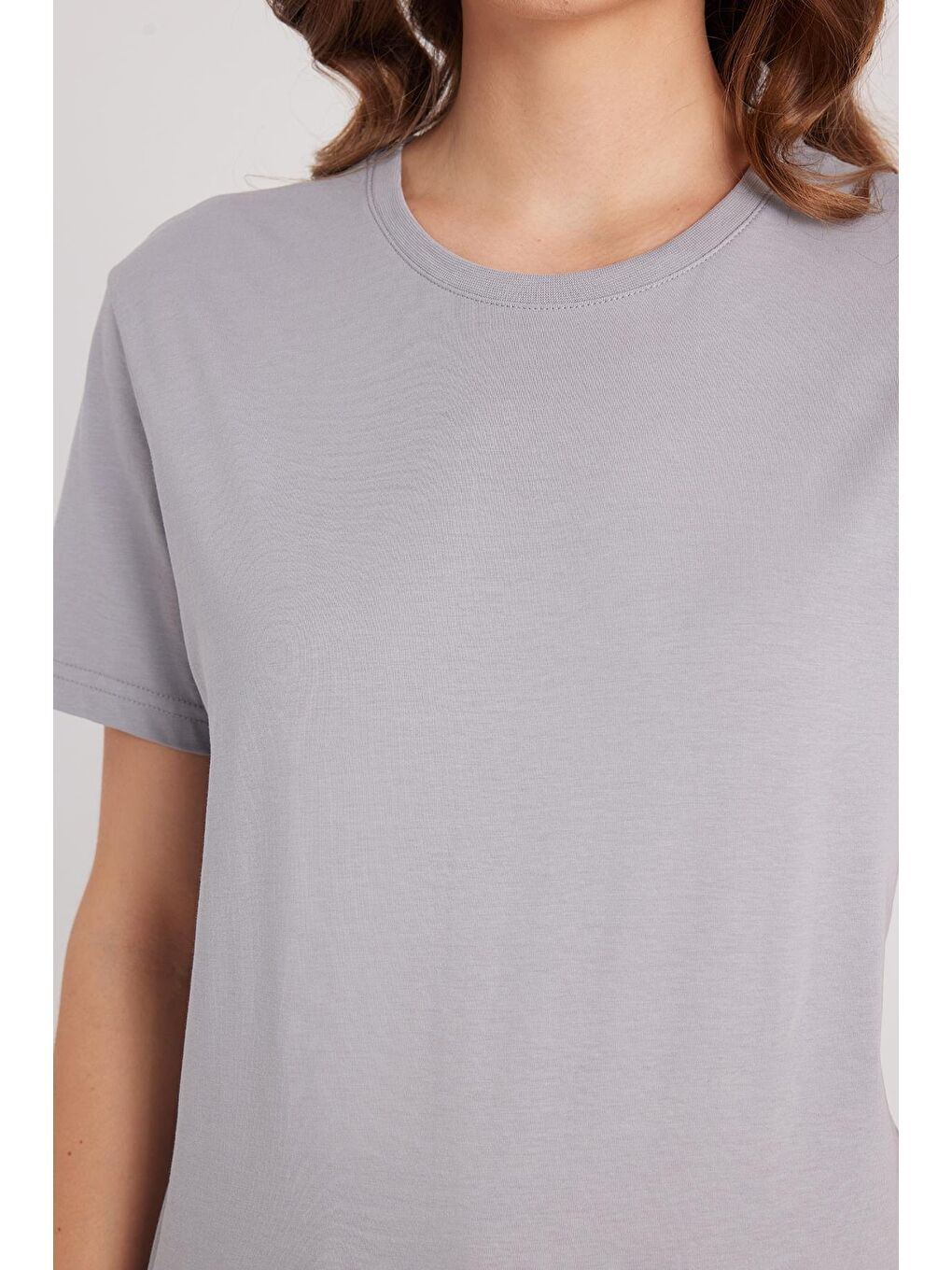 Kadın Bol Kesim Rahat Duruş %100 Pamuk Yumuşak Dokulu Gri Bisiklet Yaka Tişört-2