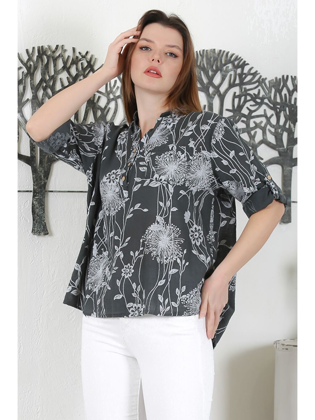 İtalyan Antrasit Hakim Yaka Düğmeli 3/4 Kol Çiçekli Cepli Casual Arkası Uzun Dokuma Bluz 65 63-1