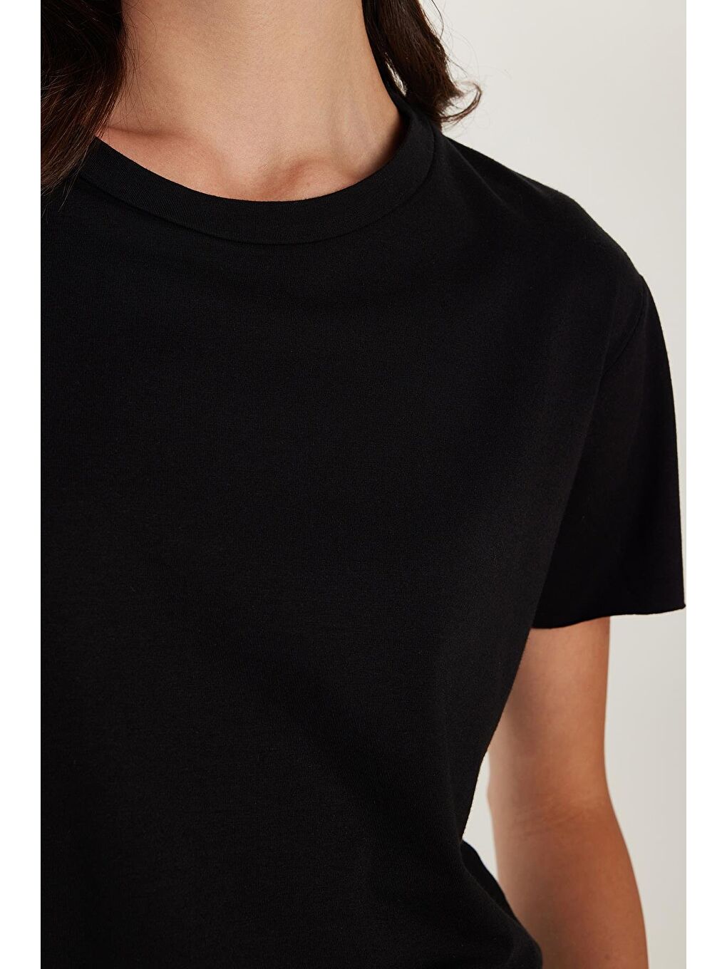 Kadın Relax Fit Modal Kumaş Basic Bisiklet Yaka Siyah Tişört-2