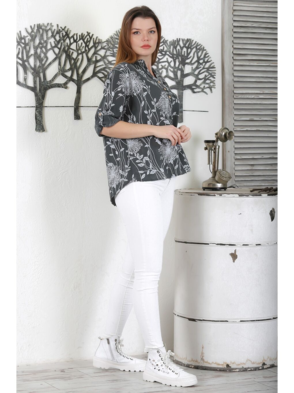 İtalyan Antrasit Hakim Yaka Düğmeli 3/4 Kol Çiçekli Cepli Casual Arkası Uzun Dokuma Bluz 65 63-4