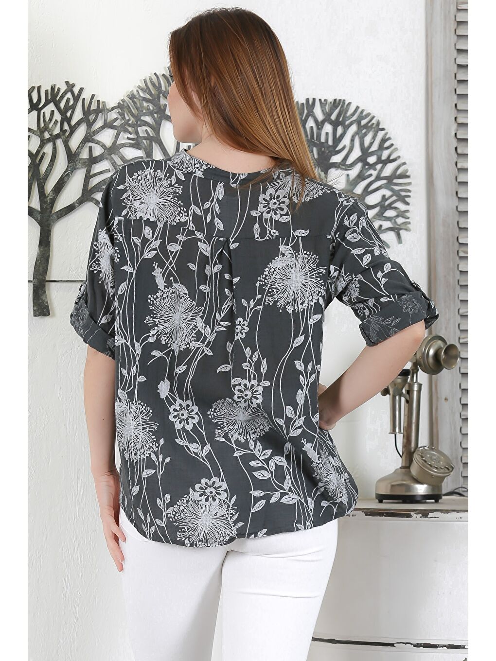 İtalyan Antrasit Hakim Yaka Düğmeli 3/4 Kol Çiçekli Cepli Casual Arkası Uzun Dokuma Bluz 65 63-6