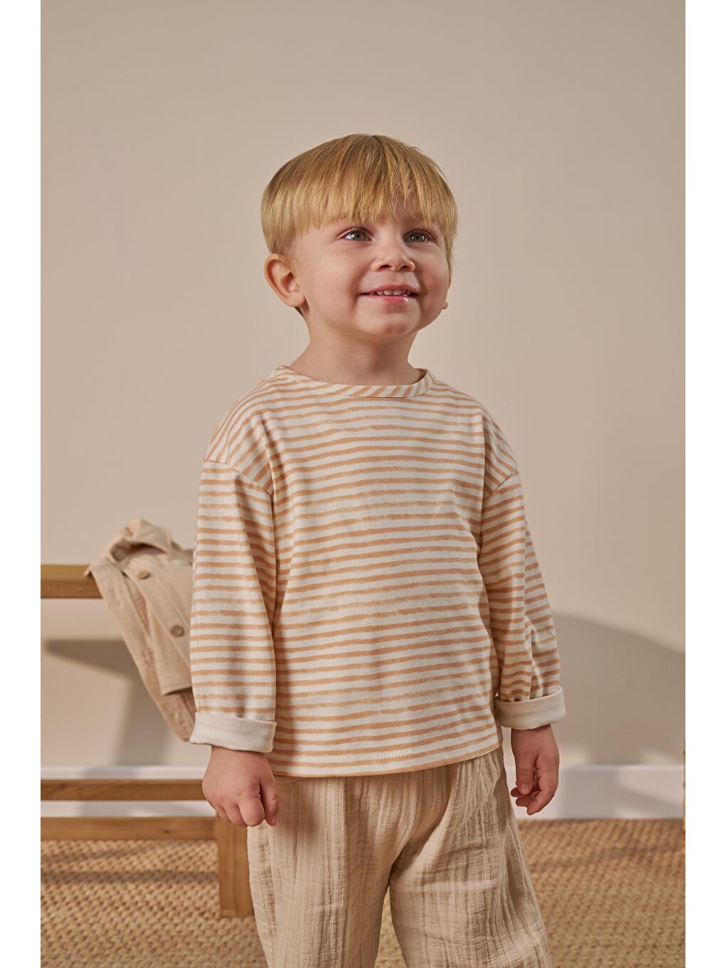 Erkek Çocuk Pamuklu Bej Gömlekli Pantolonlu Takım - Çizgili T-Shirt Detaylı-1