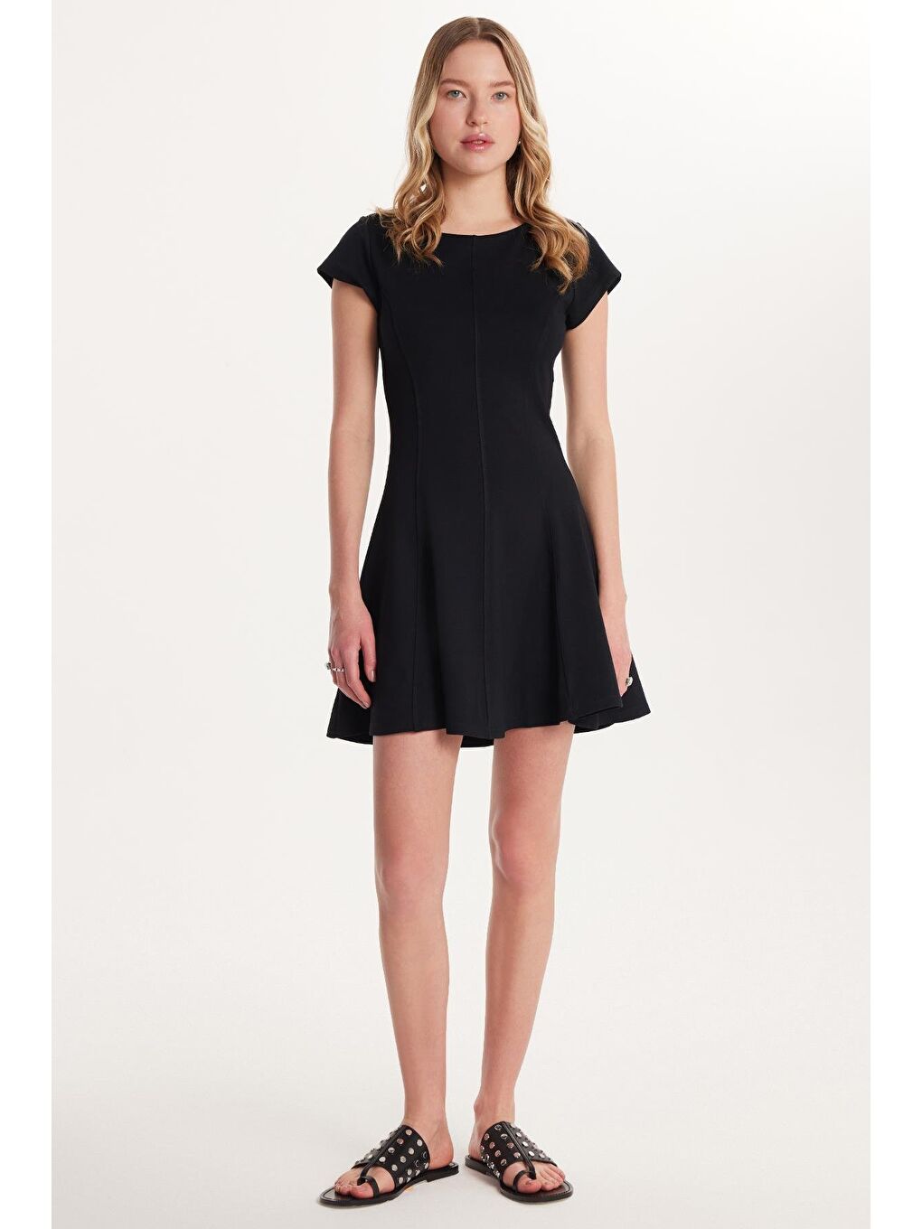 Kadın Standart Fit Kısa Kollu U Yaka Siyah Elbise