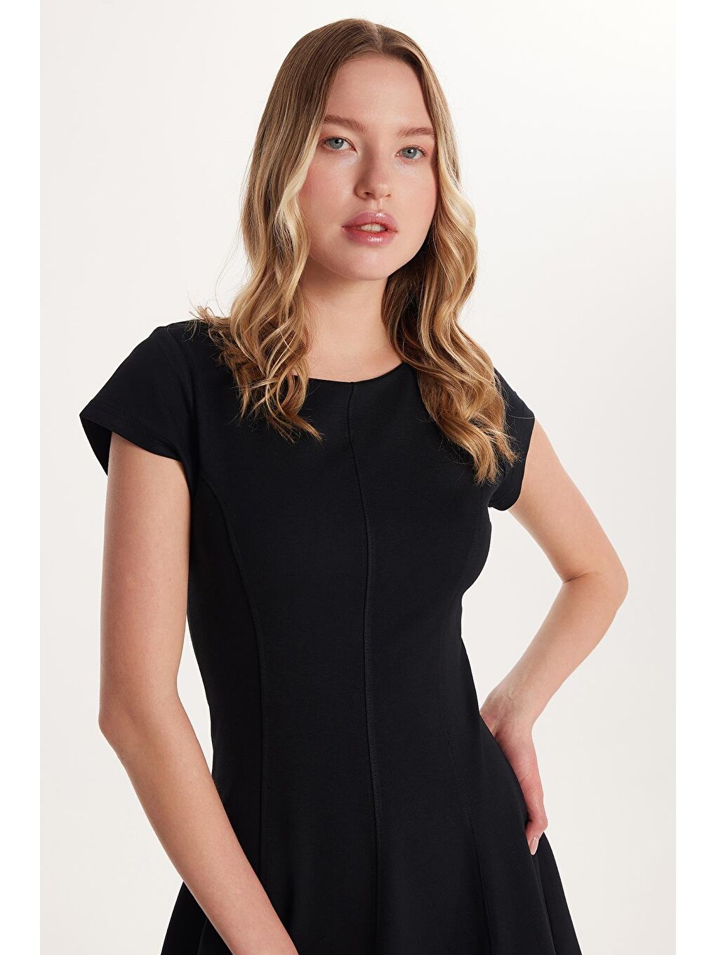 Kadın Standart Fit Kısa Kollu U Yaka Siyah Elbise-1