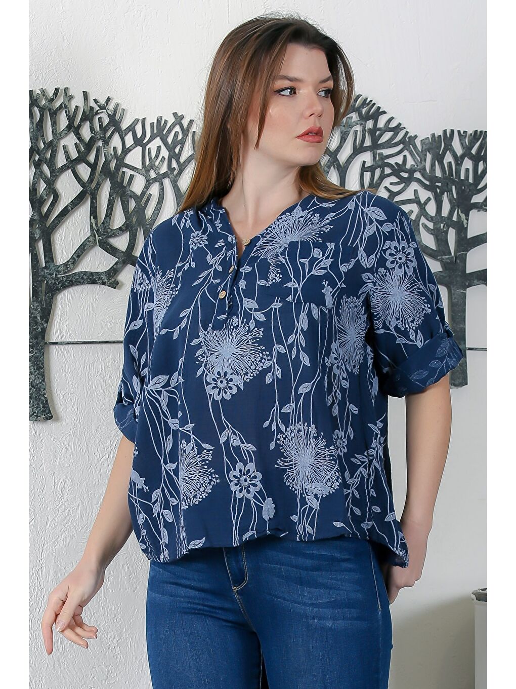 İtalyan Lacivert Hakim Yaka Düğmeli 3/4 Kol Çiçekli Cepli Casual Arkası Uzun Dokuma Bluz 65 63