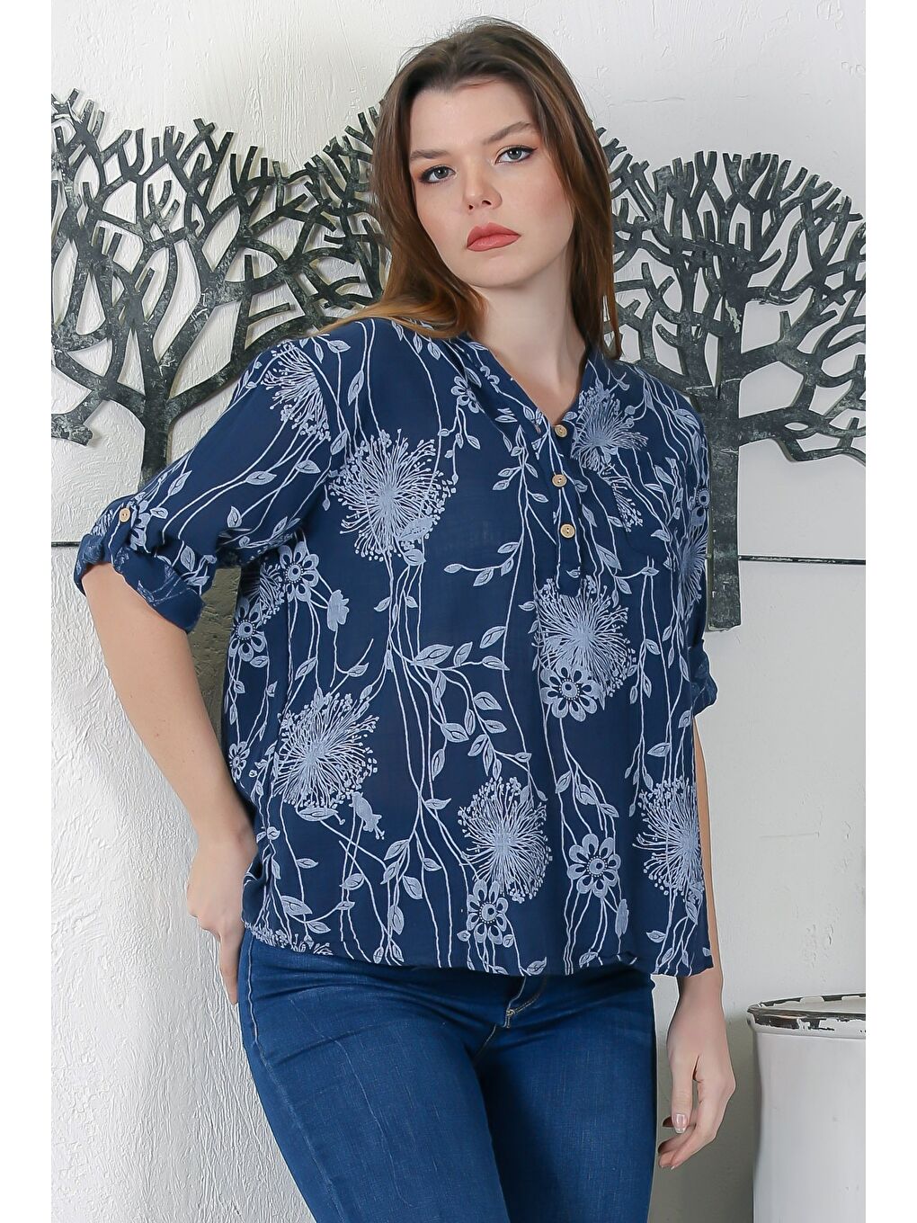 İtalyan Lacivert Hakim Yaka Düğmeli 3/4 Kol Çiçekli Cepli Casual Arkası Uzun Dokuma Bluz 65 63-2