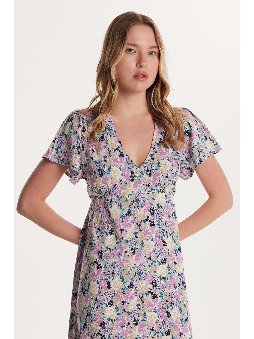 Karışık Kadın Standart Fit Viskon V Yaka Midi Elbise-1