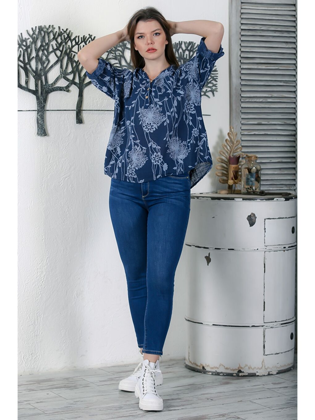 İtalyan Lacivert Hakim Yaka Düğmeli 3/4 Kol Çiçekli Cepli Casual Arkası Uzun Dokuma Bluz 65 63-4