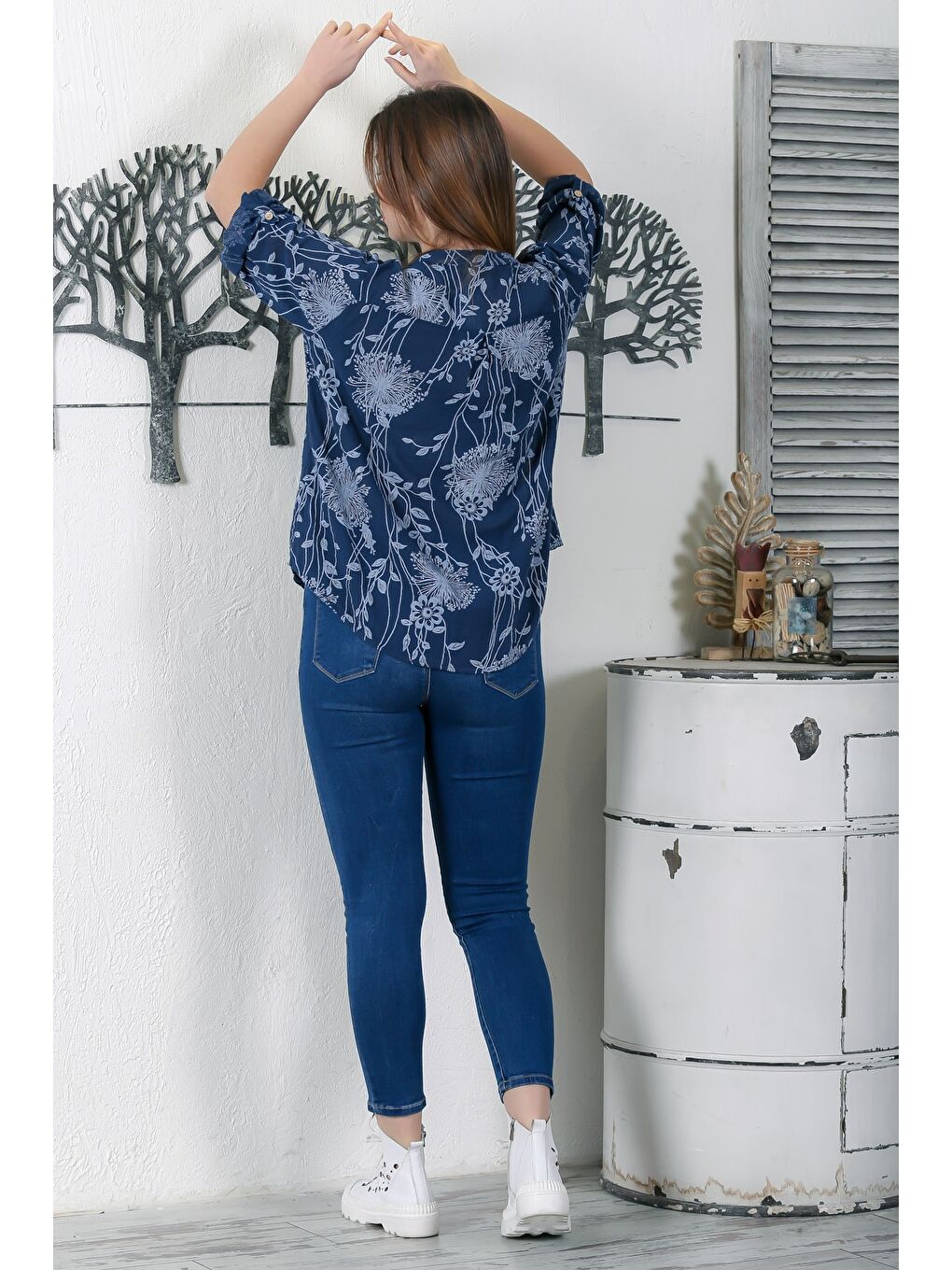 İtalyan Lacivert Hakim Yaka Düğmeli 3/4 Kol Çiçekli Cepli Casual Arkası Uzun Dokuma Bluz 65 63-5