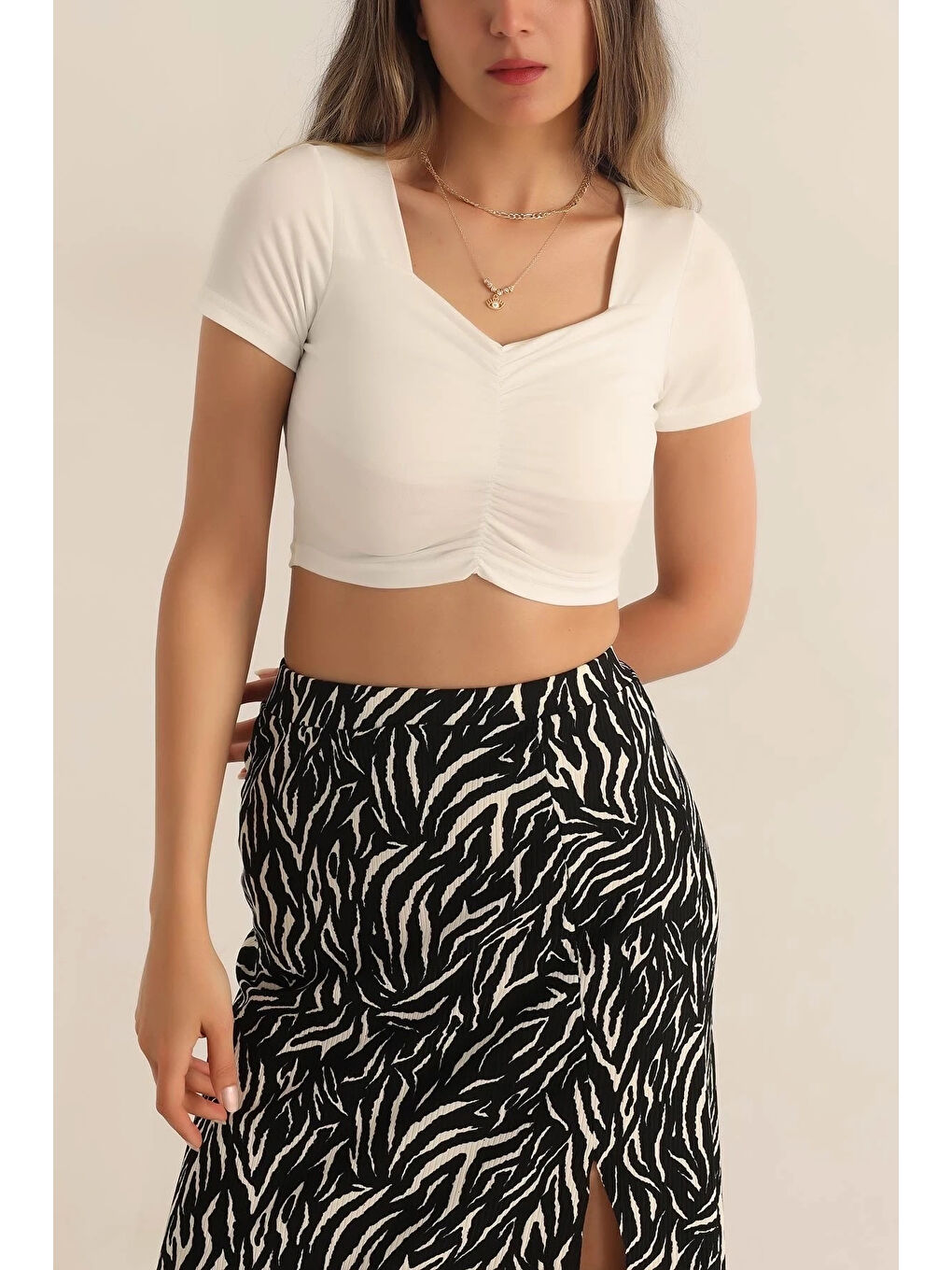 Kadın Beyaz Kare Yaka Ön Büzgülü Crop Bluz HZL23S-SND120151