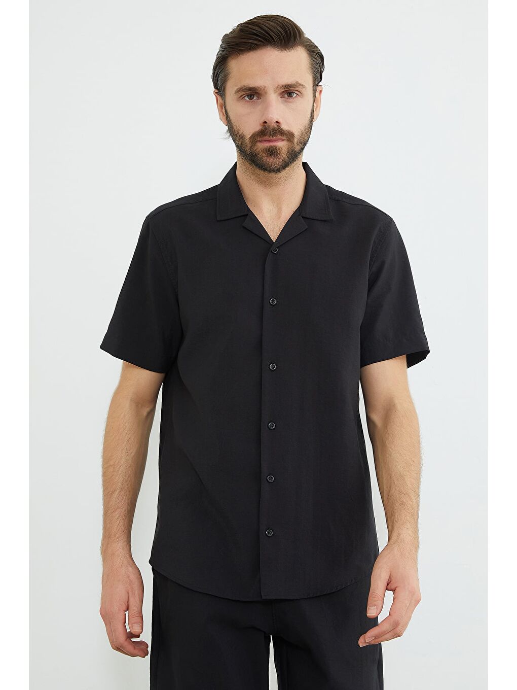 Siyah Düğmeli Kısa Kollu Regular Fit Gömlek-1