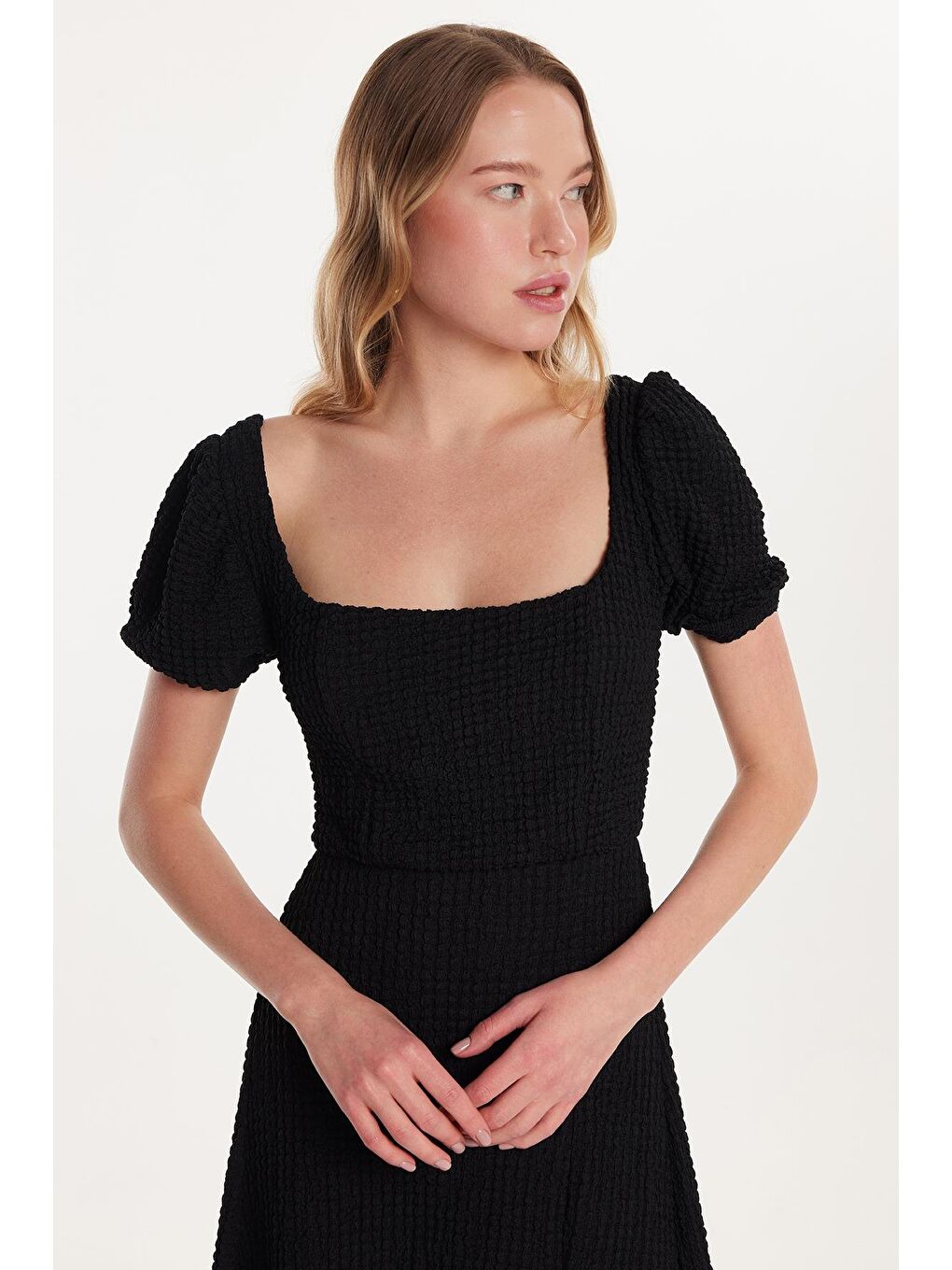 Kadın Standart Fit Kısa Kollu Lastikli Kare Yaka Yırtmaçlı Siyah Elbise-1