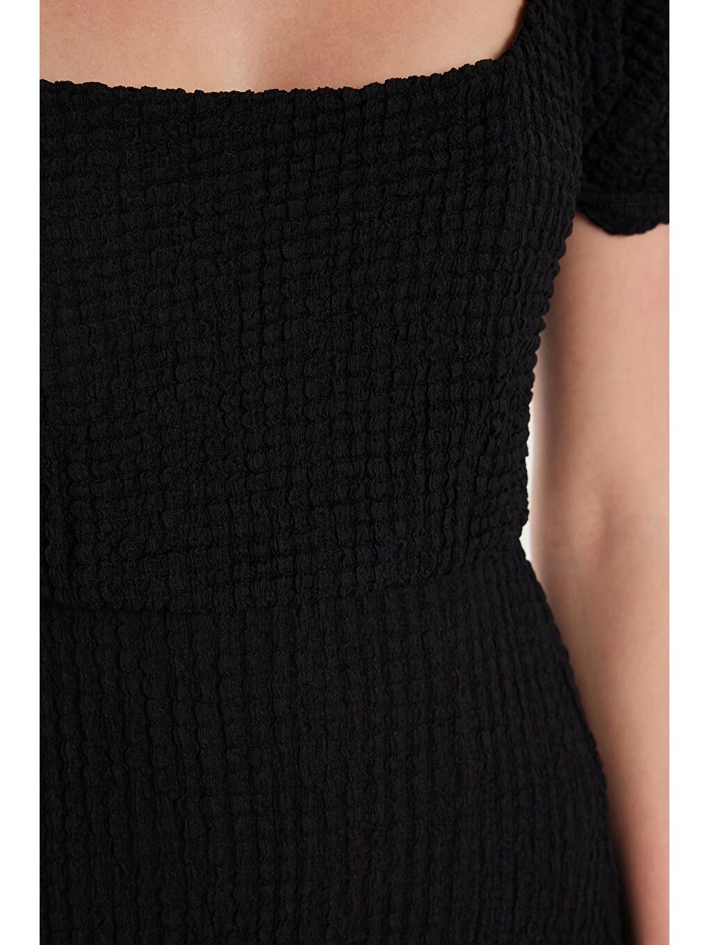 Kadın Standart Fit Kısa Kollu Lastikli Kare Yaka Yırtmaçlı Siyah Elbise-2