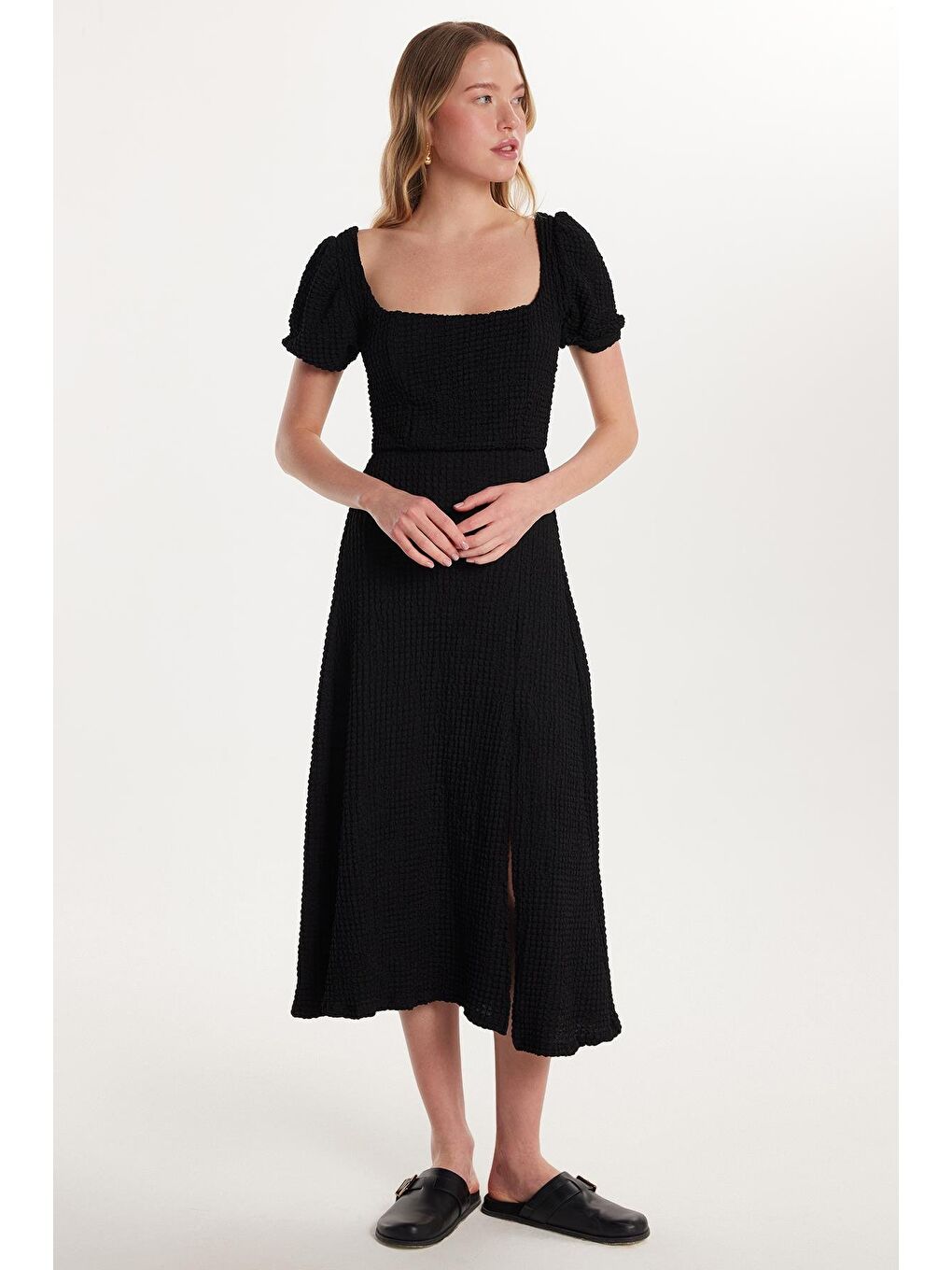 Kadın Standart Fit Kısa Kollu Lastikli Kare Yaka Yırtmaçlı Siyah Elbise-3