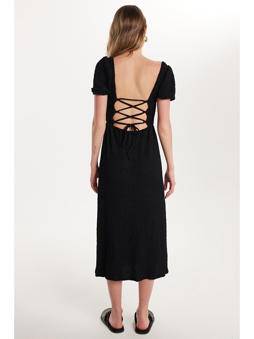 Kadın Standart Fit Kısa Kollu Lastikli Kare Yaka Yırtmaçlı Siyah Elbise-4