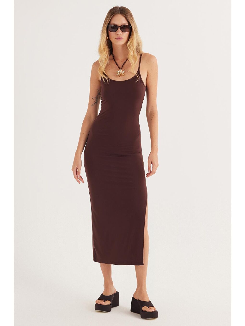 Kadın Slim Fit Dar Kesim İnce Askılı U Yaka Kahverengi Elbise-3