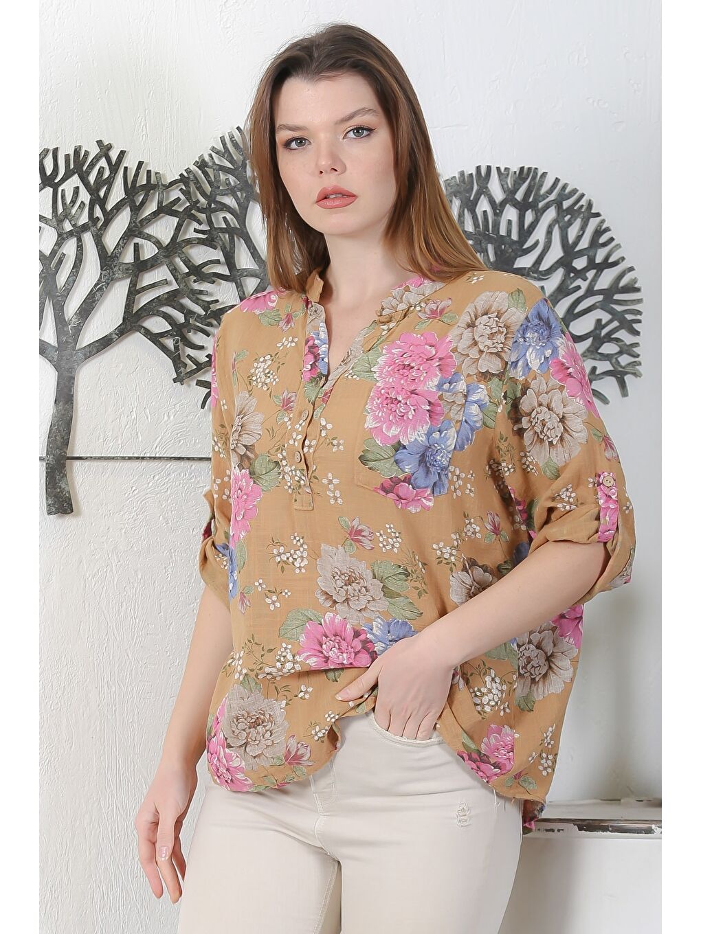 Kahverengi İtalyan Şeftali Rengi Hakim Yaka Düğmeli 3/4 Kol Çiçekli Cepli Casual Arkası Uzun Dokuma Bluz 65 63