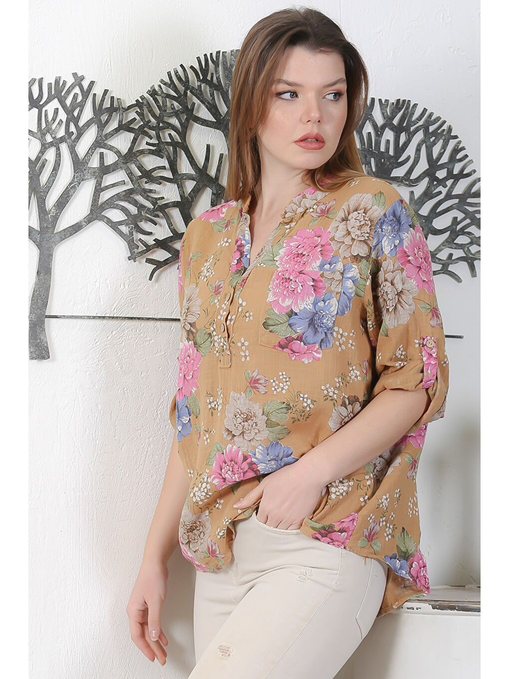 Kahverengi İtalyan Şeftali Rengi Hakim Yaka Düğmeli 3/4 Kol Çiçekli Cepli Casual Arkası Uzun Dokuma Bluz 65 63-1