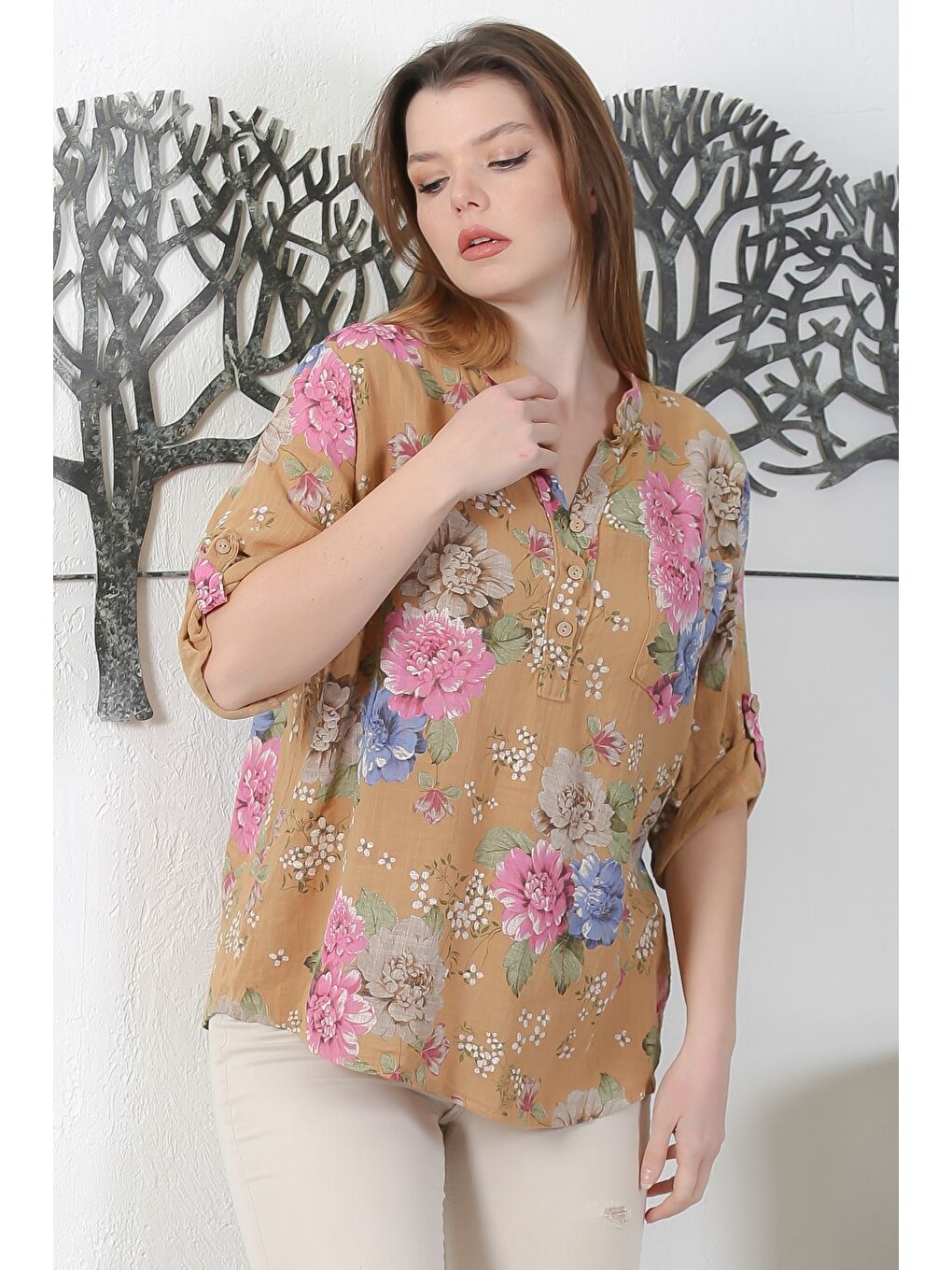 Kahverengi İtalyan Şeftali Rengi Hakim Yaka Düğmeli 3/4 Kol Çiçekli Cepli Casual Arkası Uzun Dokuma Bluz 65 63-2