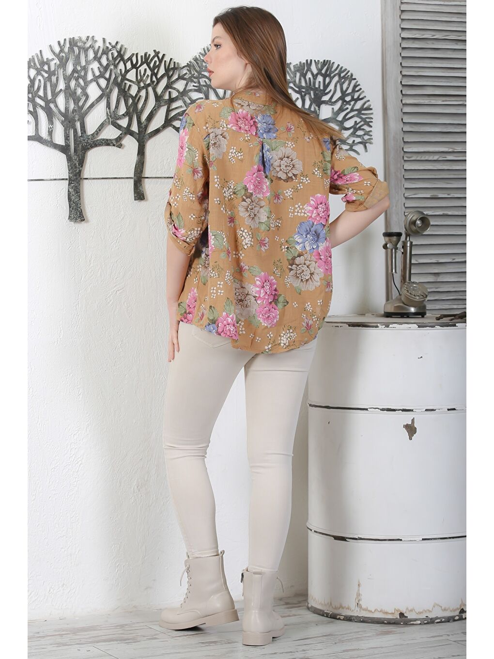Kahverengi İtalyan Şeftali Rengi Hakim Yaka Düğmeli 3/4 Kol Çiçekli Cepli Casual Arkası Uzun Dokuma Bluz 65 63-5