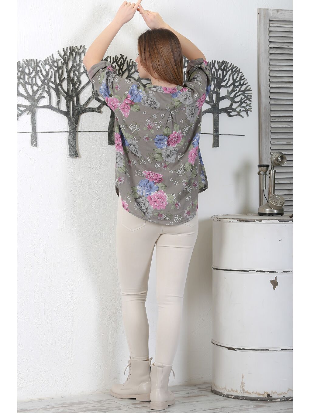 Kahverengi İtalyan Şeftali Rengi Hakim Yaka Düğmeli 3/4 Kol Çiçekli Cepli Casual Arkası Uzun Dokuma Bluz 65 63-7