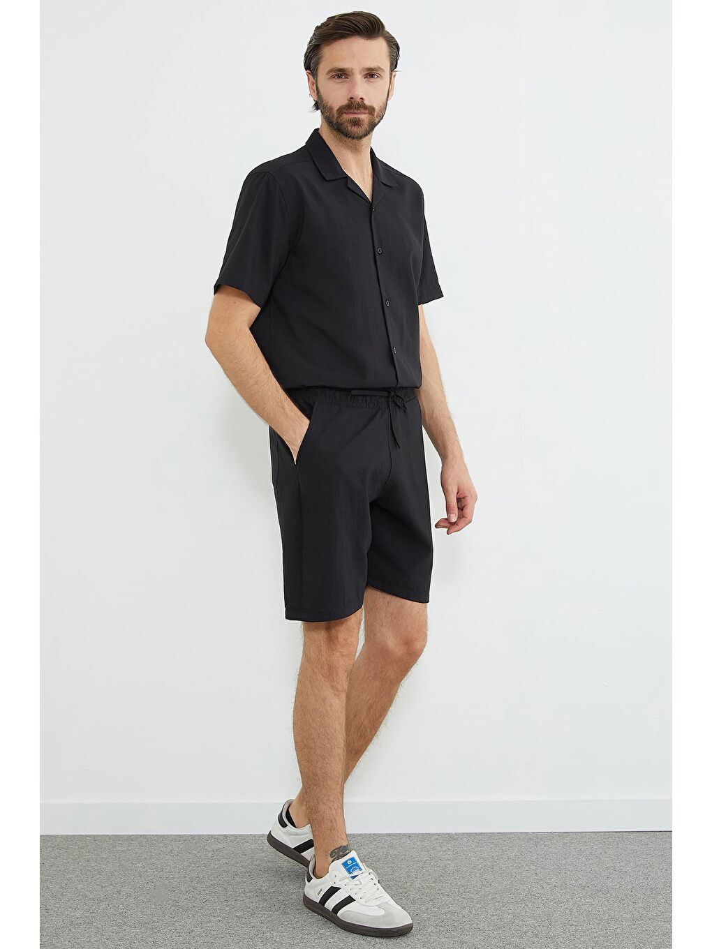 Siyah Beli Bağlamalı Cepli Regular Fit Şort-1