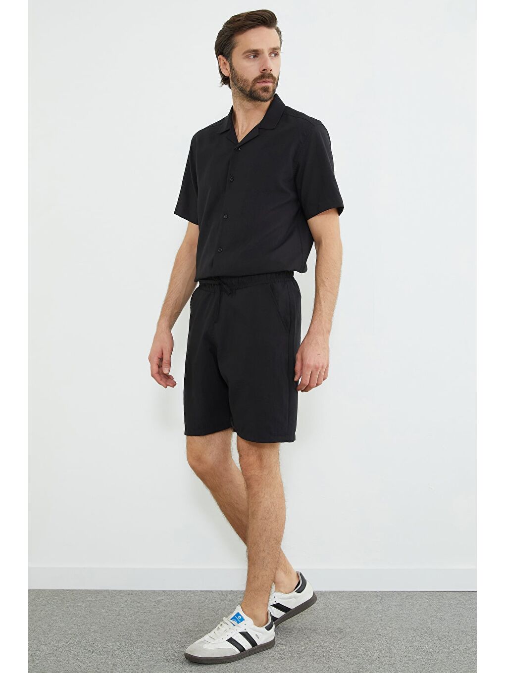 Siyah Beli Bağlamalı Cepli Regular Fit Şort-2