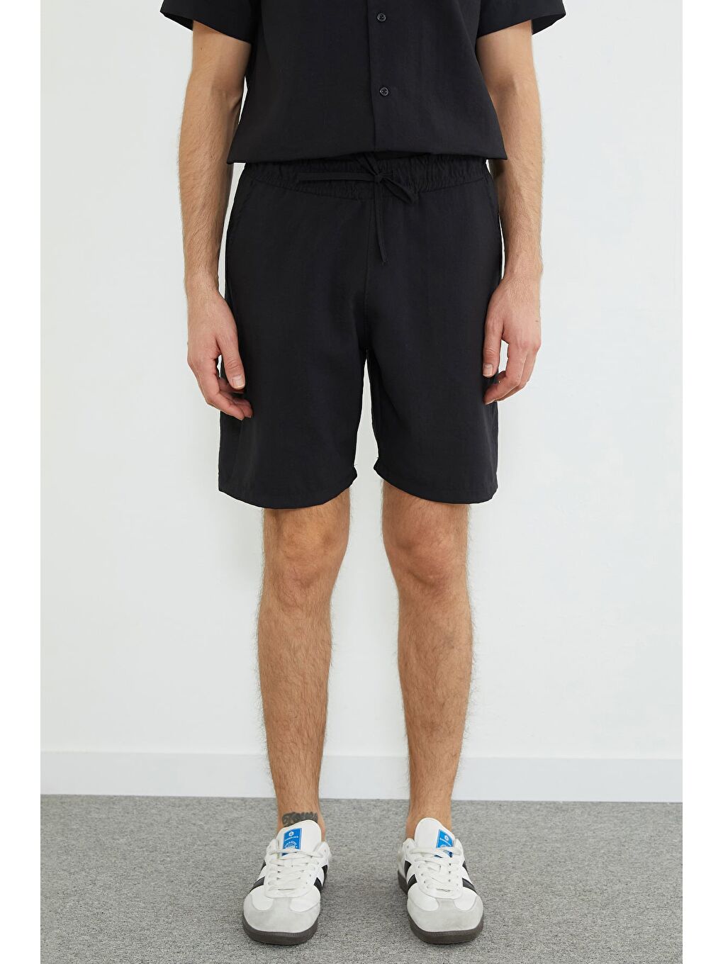 Siyah Beli Bağlamalı Cepli Regular Fit Şort-3