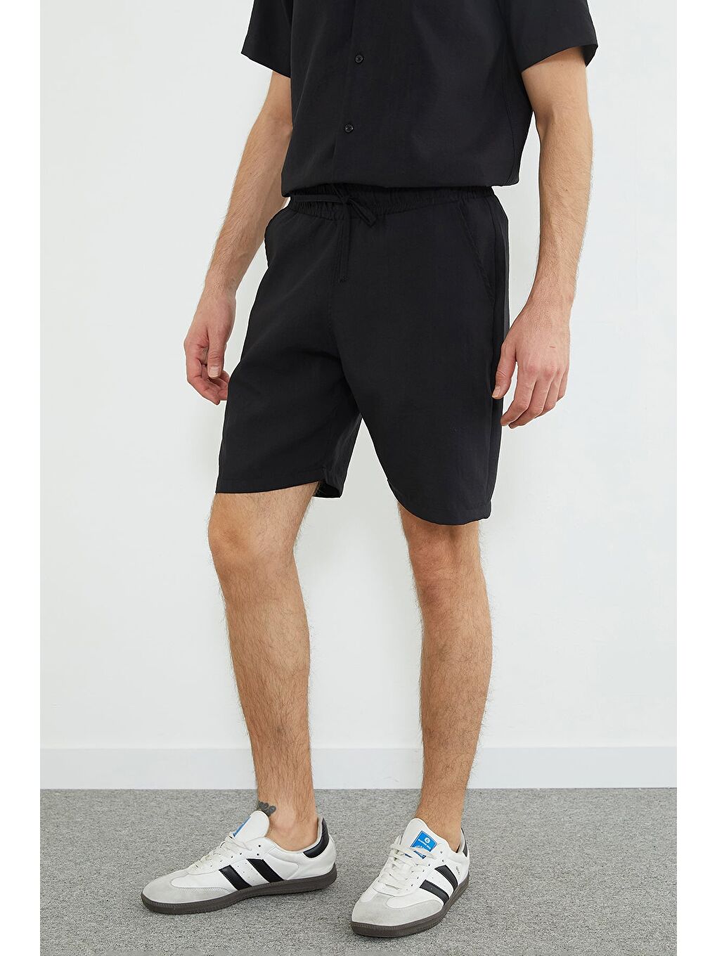 Siyah Beli Bağlamalı Cepli Regular Fit Şort-4