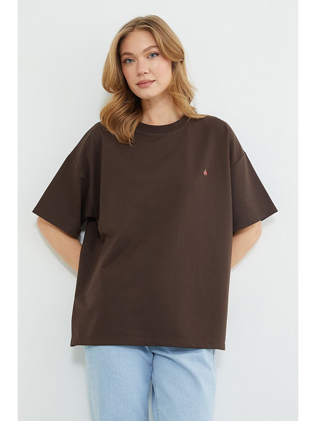 Kahverengi Metal Aksesuarlı Bisiklet Yaka Oversize Tişört