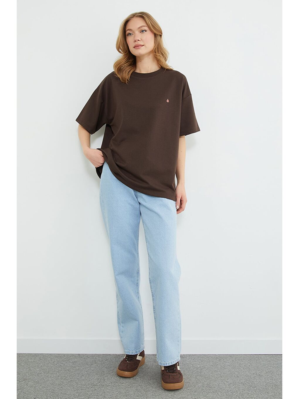 Kahverengi Metal Aksesuarlı Bisiklet Yaka Oversize Tişört-1