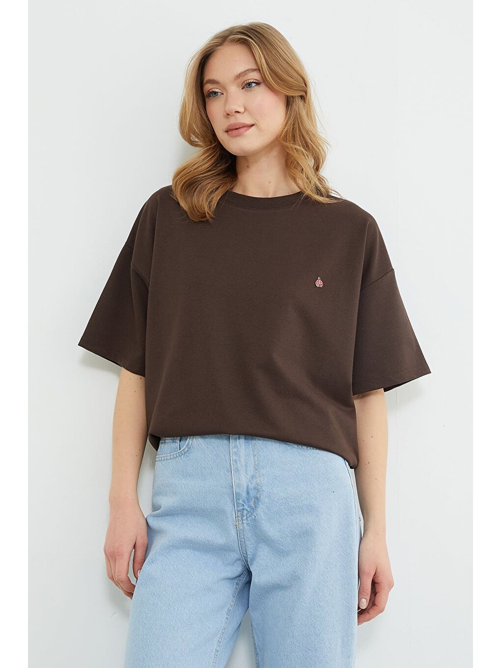 Kahverengi Metal Aksesuarlı Bisiklet Yaka Oversize Tişört-3