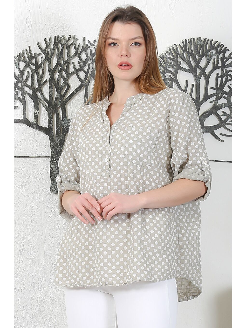 Bej İtalyan Vizon Hakim Yaka Düğmeli 3/4 Kol Puantiyeli Cepli Casual Arkası Uzun Dokuma Bluz 65 63