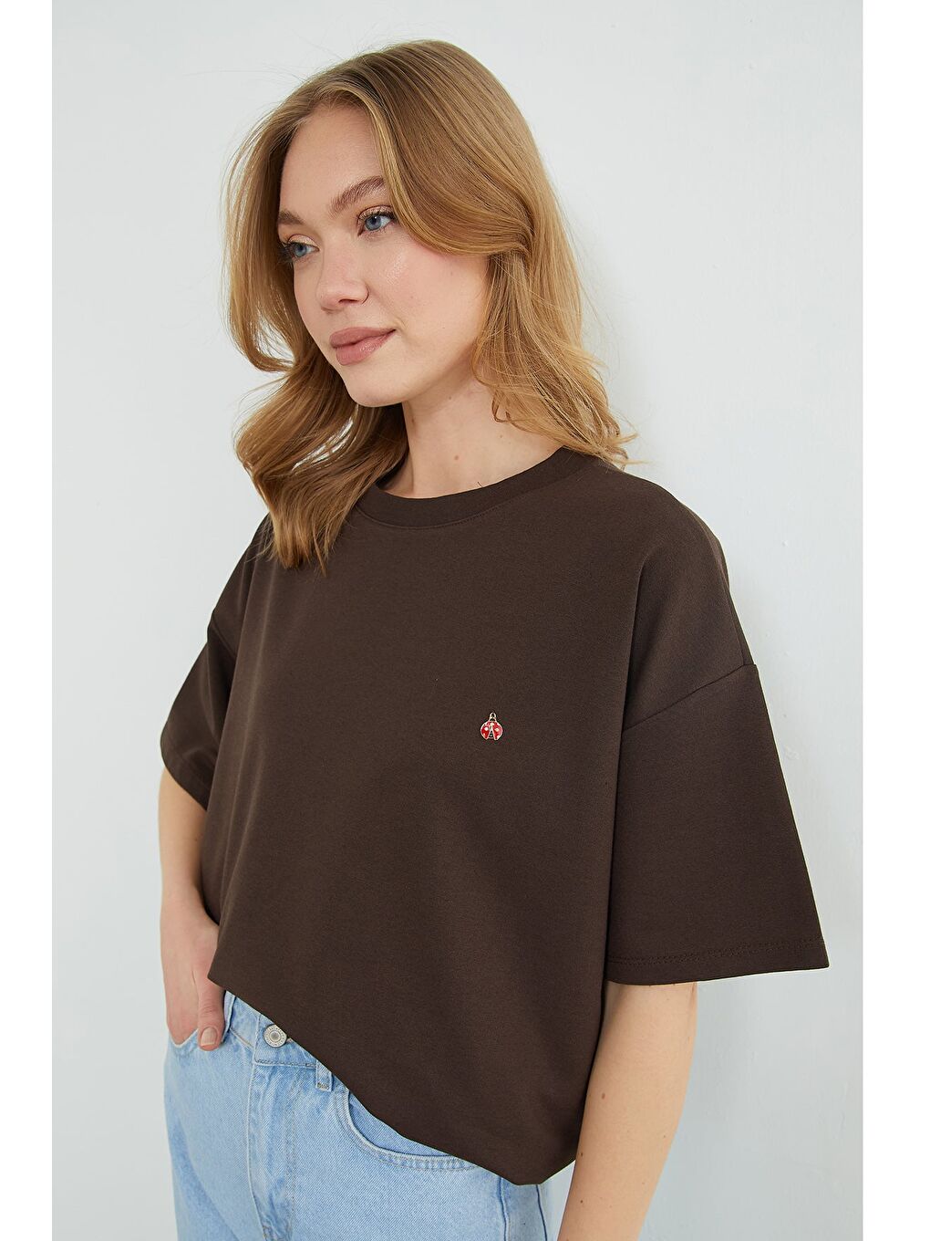 Kahverengi Metal Aksesuarlı Bisiklet Yaka Oversize Tişört-4