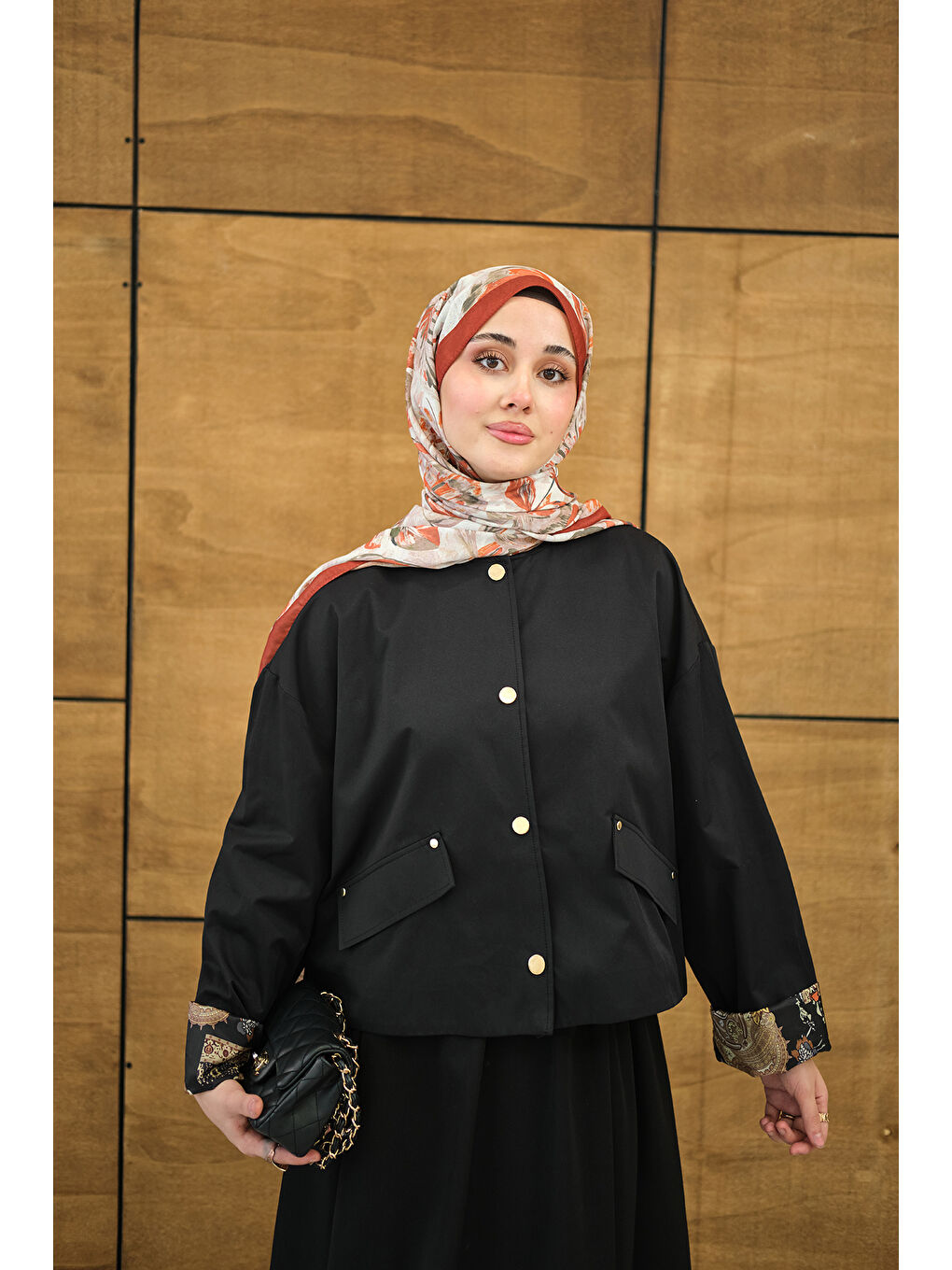 Kadın Bisiklet Yaka Astarı Desenli Çıtçıtlı Regular Gabardin Kısa Trenç Siyah-1