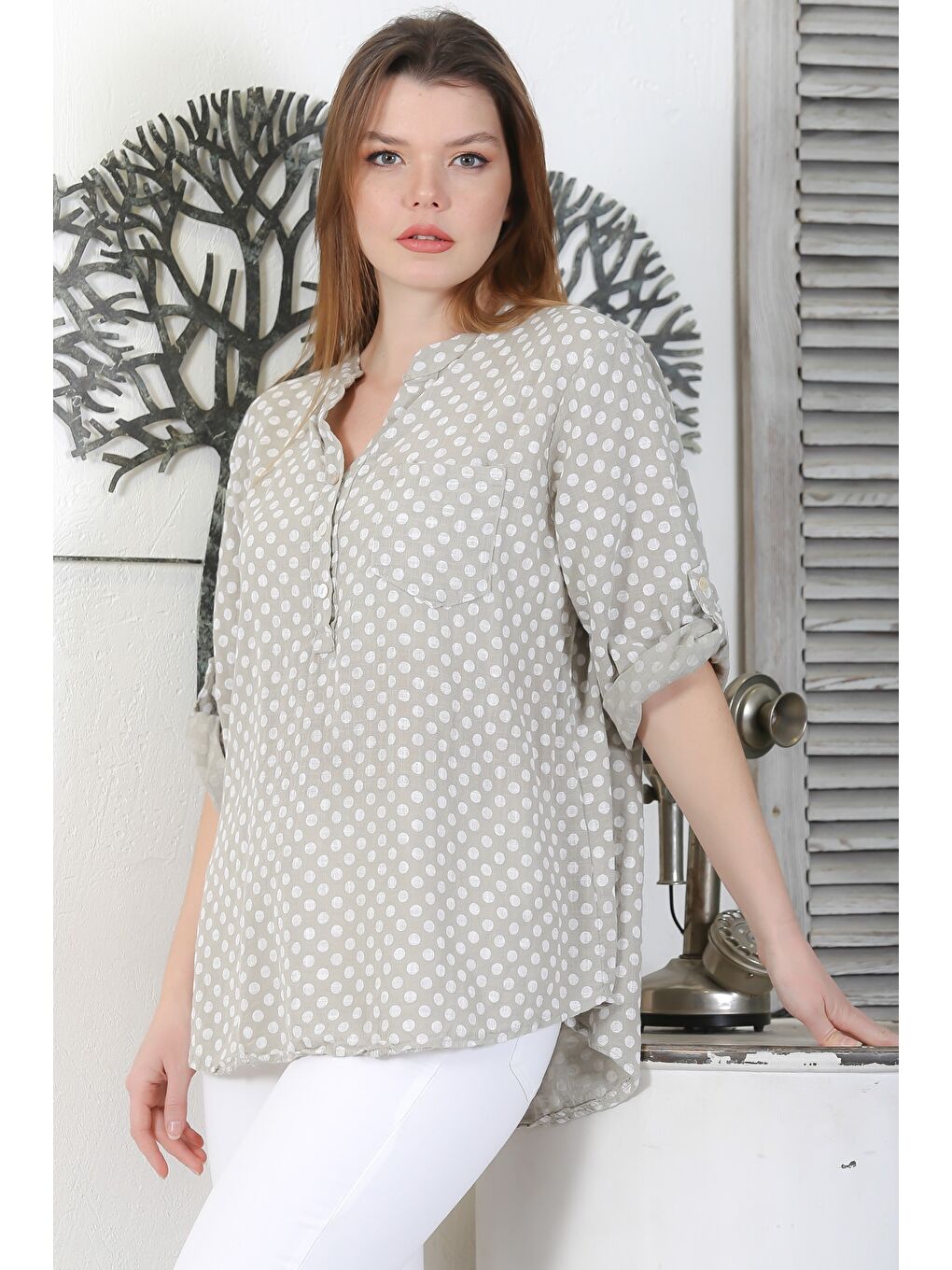 Bej İtalyan Vizon Hakim Yaka Düğmeli 3/4 Kol Puantiyeli Cepli Casual Arkası Uzun Dokuma Bluz 65 63-2