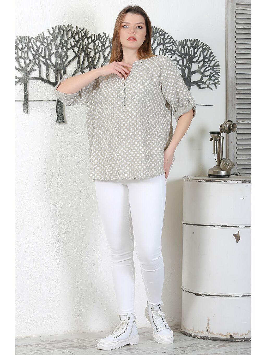 Bej İtalyan Vizon Hakim Yaka Düğmeli 3/4 Kol Puantiyeli Cepli Casual Arkası Uzun Dokuma Bluz 65 63-3