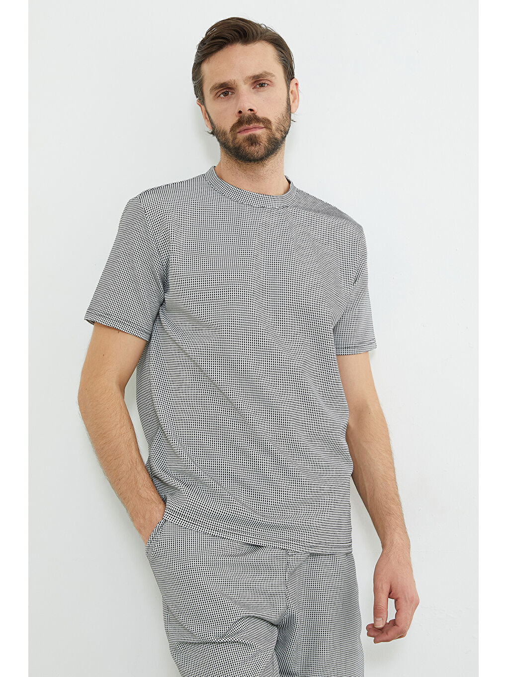 Beyaz Pötikare Desenli Bisiklet Yaka Tişört