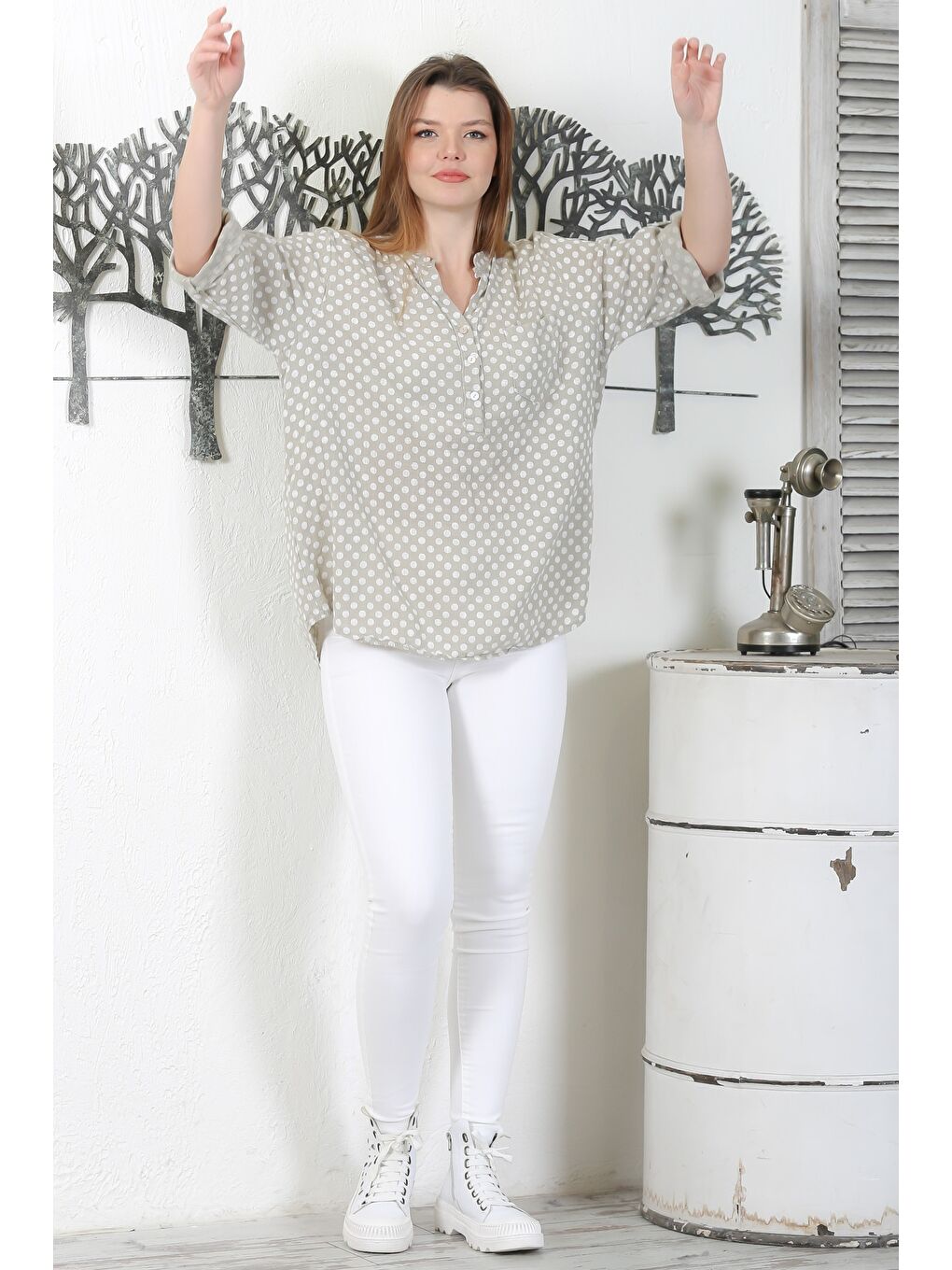 Bej İtalyan Vizon Hakim Yaka Düğmeli 3/4 Kol Puantiyeli Cepli Casual Arkası Uzun Dokuma Bluz 65 63-4